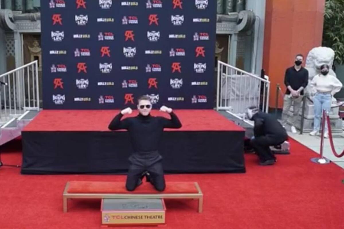 Canelo pone sus huellas en el Teatro Chino de Hollywood