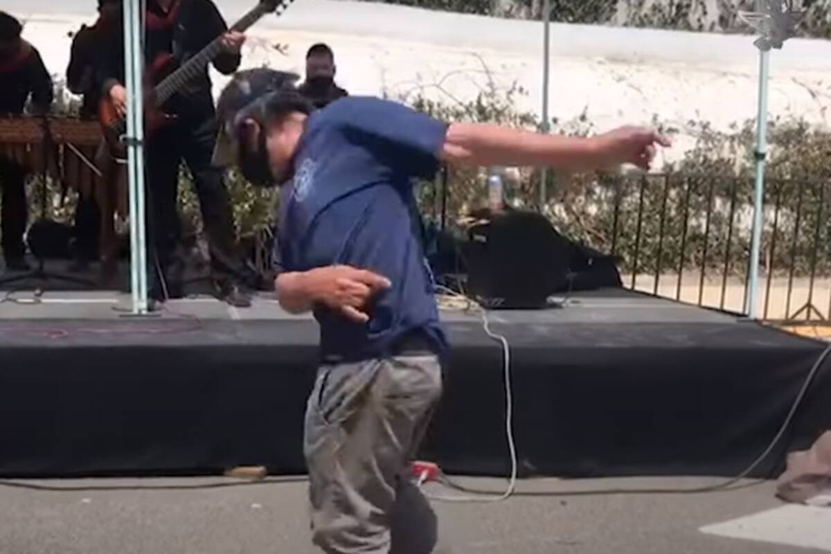 Baila mambo y swing de alegría tras ser vacunado contra Covid