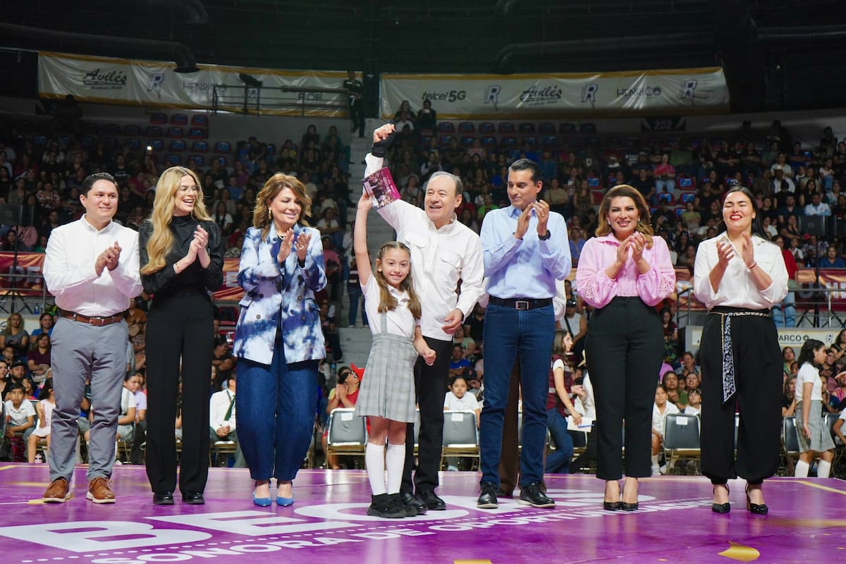 Entrega de becas a estudiantes de primaria durante el evento encabezado por el gobernador Alfonso Durazo en la Arena Sonora. FOTO: ESPECIAL