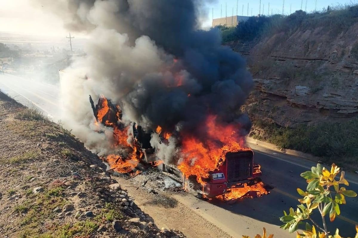Sujetos armados incendian tráiler en Camalú