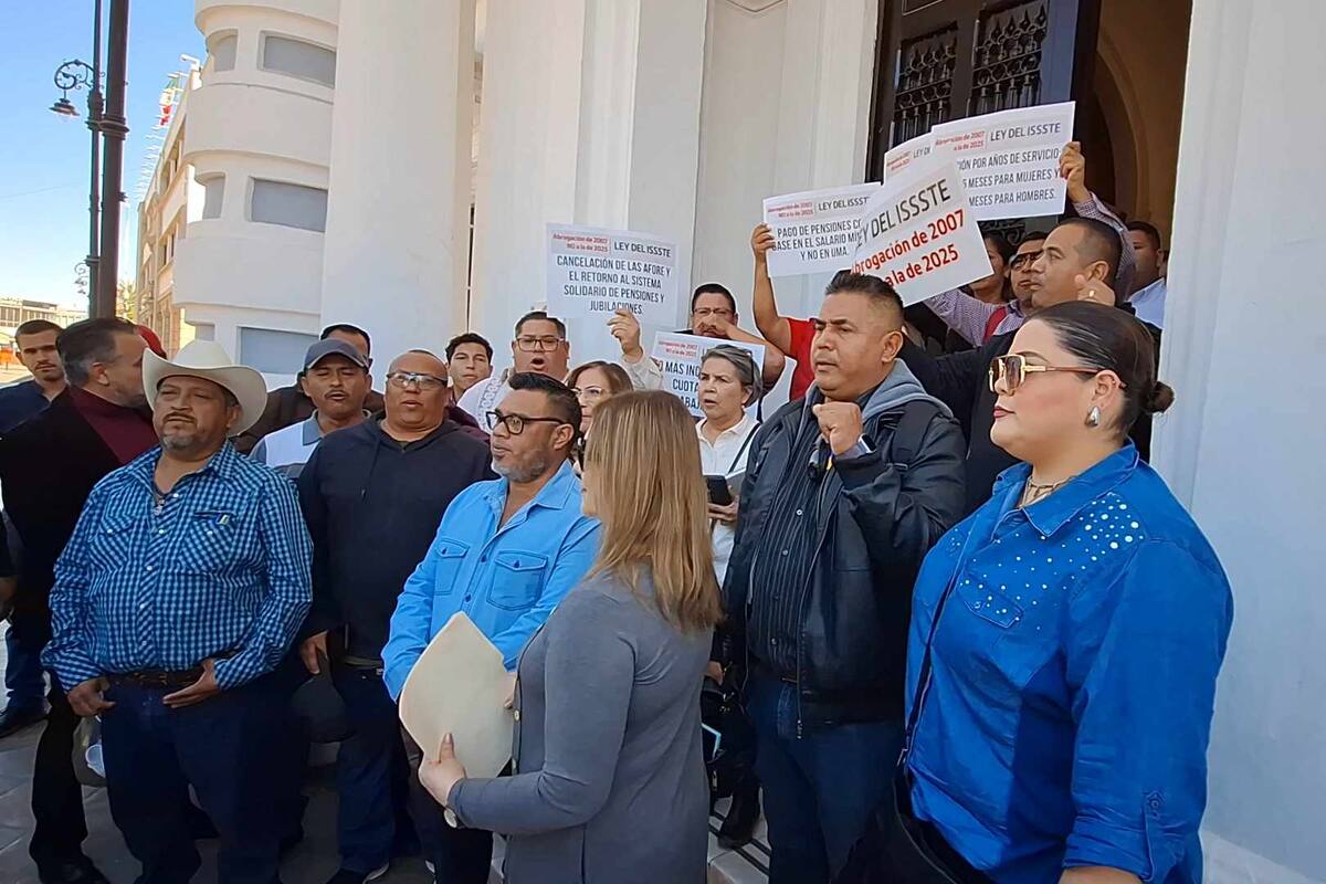 Docentes federales exigen regreso de pensión solidaria frente a Palacio de Gobierno