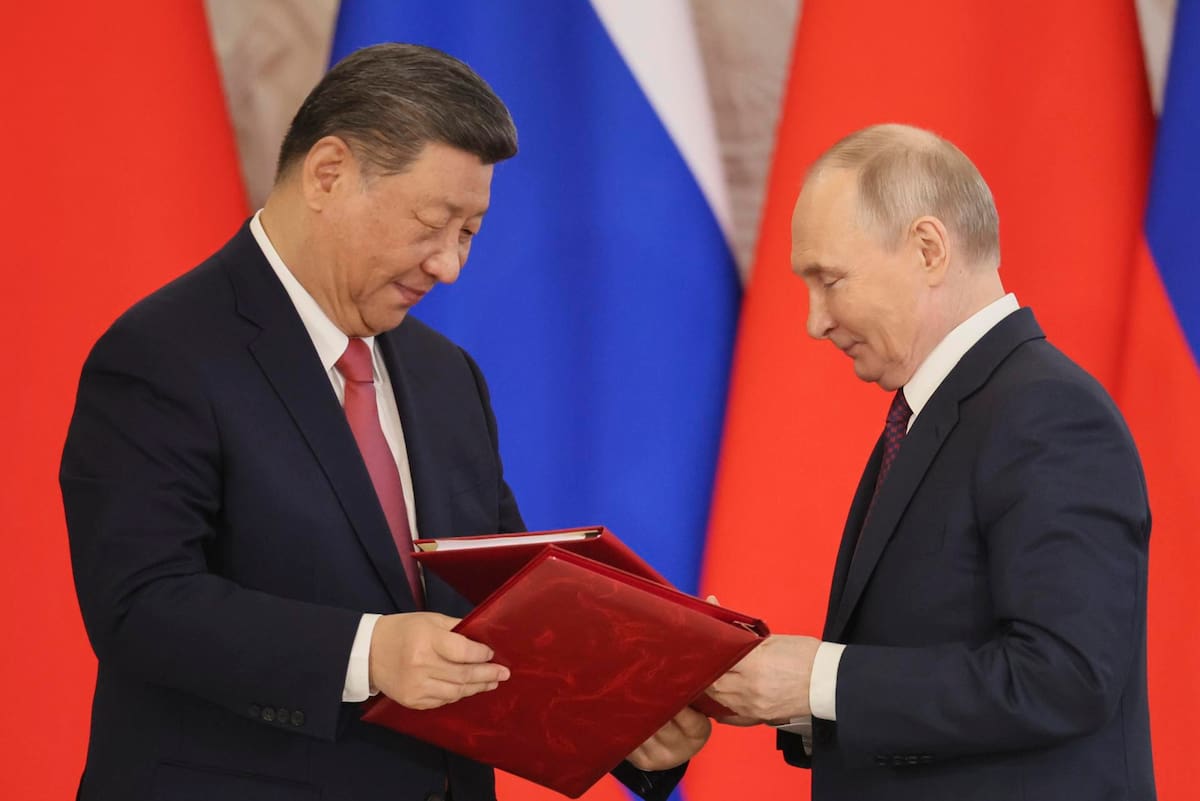 MOSCÚ (Federación Rusa), 08/05/2025.- El presidente de Rusia, Vladímir Putin (D), y el presidente de China, Xi Jinping, se dan la mano durante una ceremonia de firma de documentos en el Kremlin, en Moscú, Rusia, el 08 de mayo de 2025. Rusia conmemorará el 80º aniversario de la victoria en la Segunda Guerra Mundial sobre la Alemania nazi y sus aliados el 09 de mayo. | Crédito: EFE/EPA/YURI KOCHETKOV.