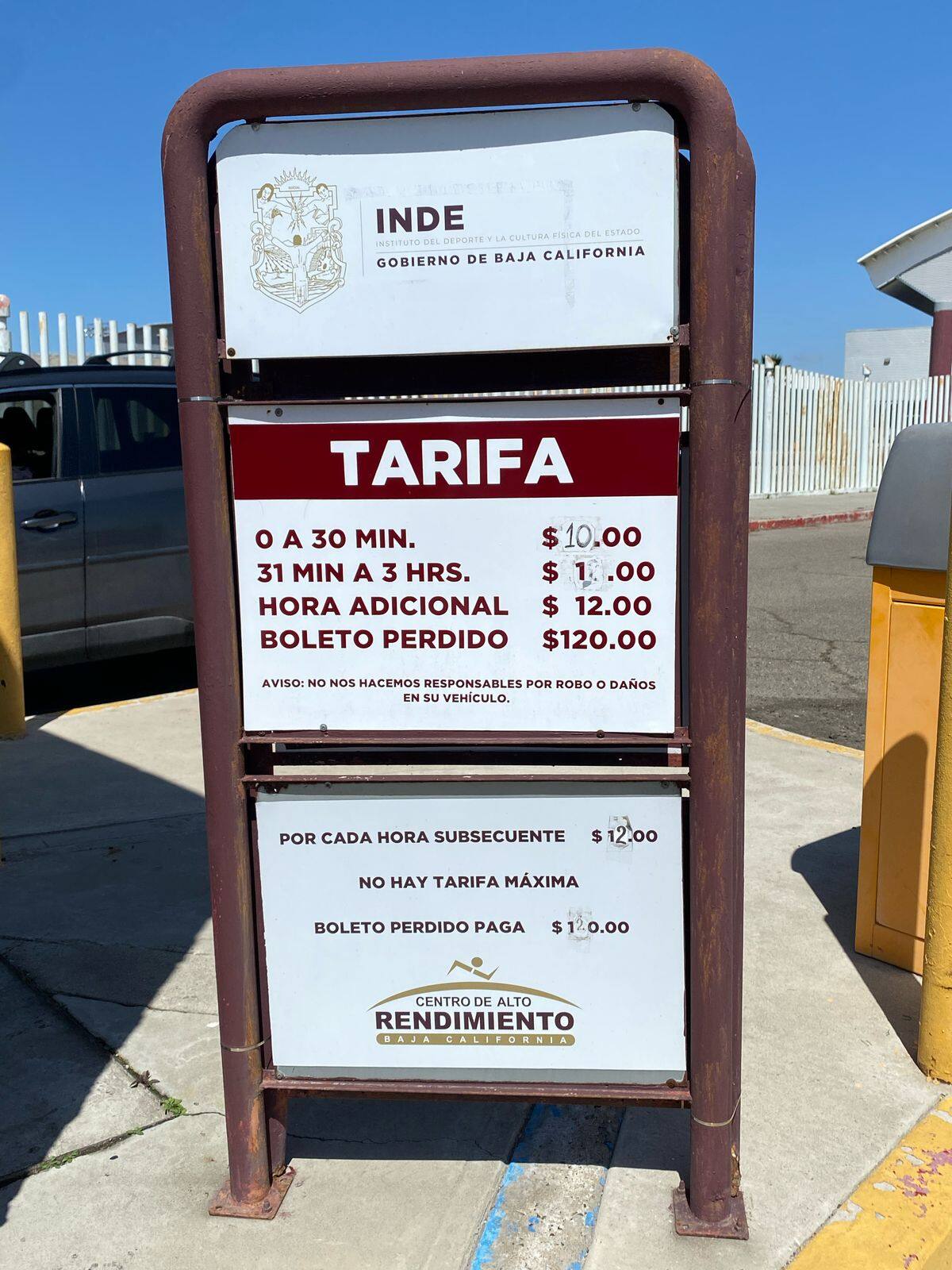 Padres de familia solicitan que el estacionamiento del CAR Tijuana sea accesible a partir de las 15:00 horas. FOTO: Emmanuel Castañeda