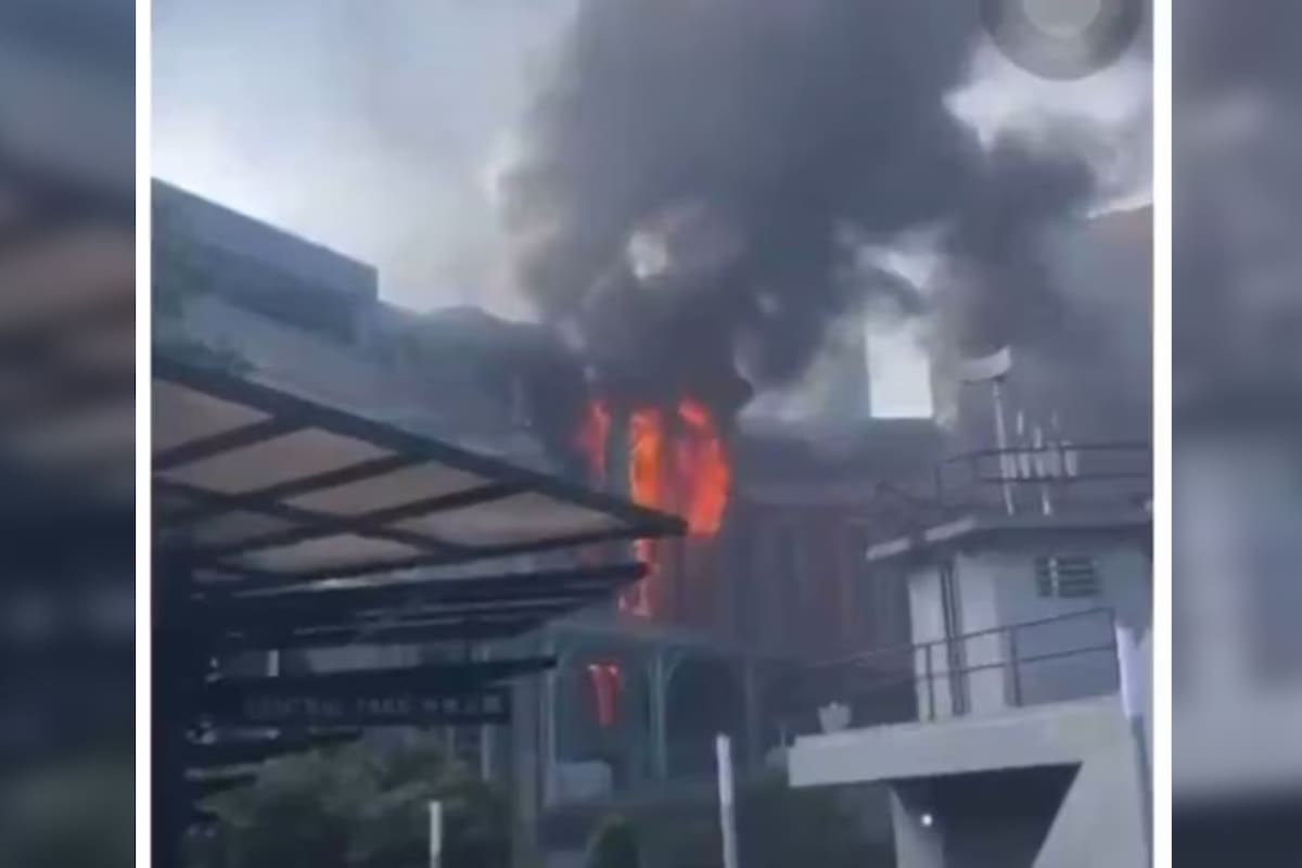 Arde parque de diversiones en Malasia por fuerte incendio, desalojan a más de 5 mil personas