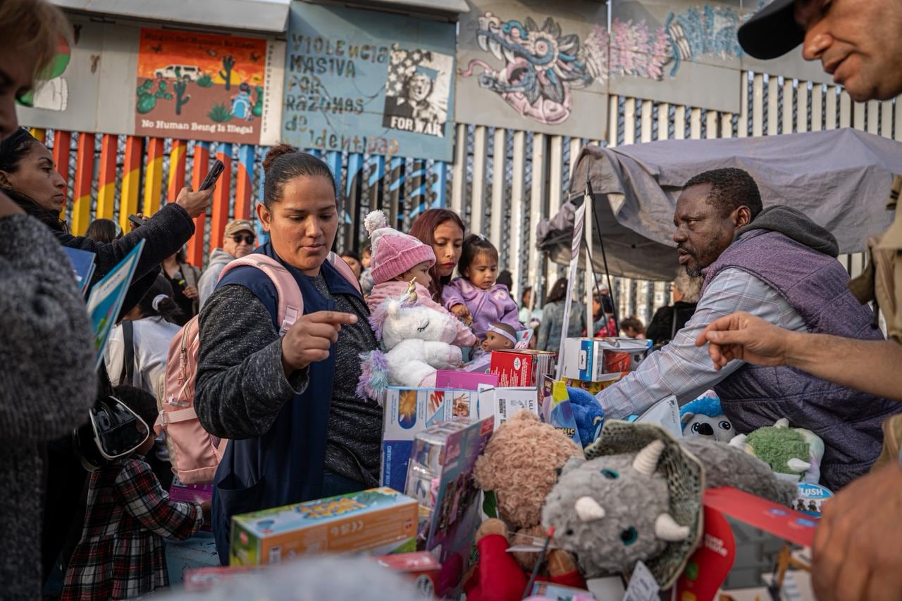 Activistas colocan en el centro a personas repatriadas y advierten un endurecimiento del trato hacia la comunidad migrante en la frontera. Foto: Border Zoom
