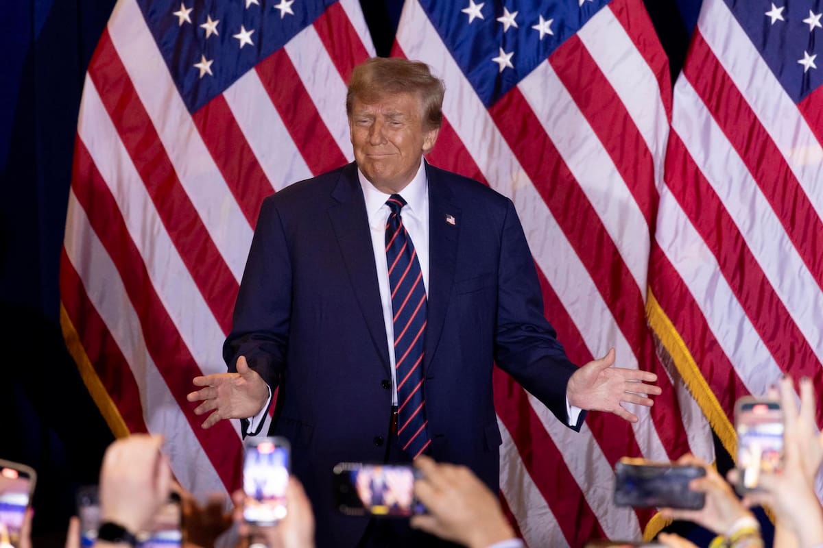 Trump triunfa en primarias de New Hampshire; Biden también, pese a no estar en la boleta