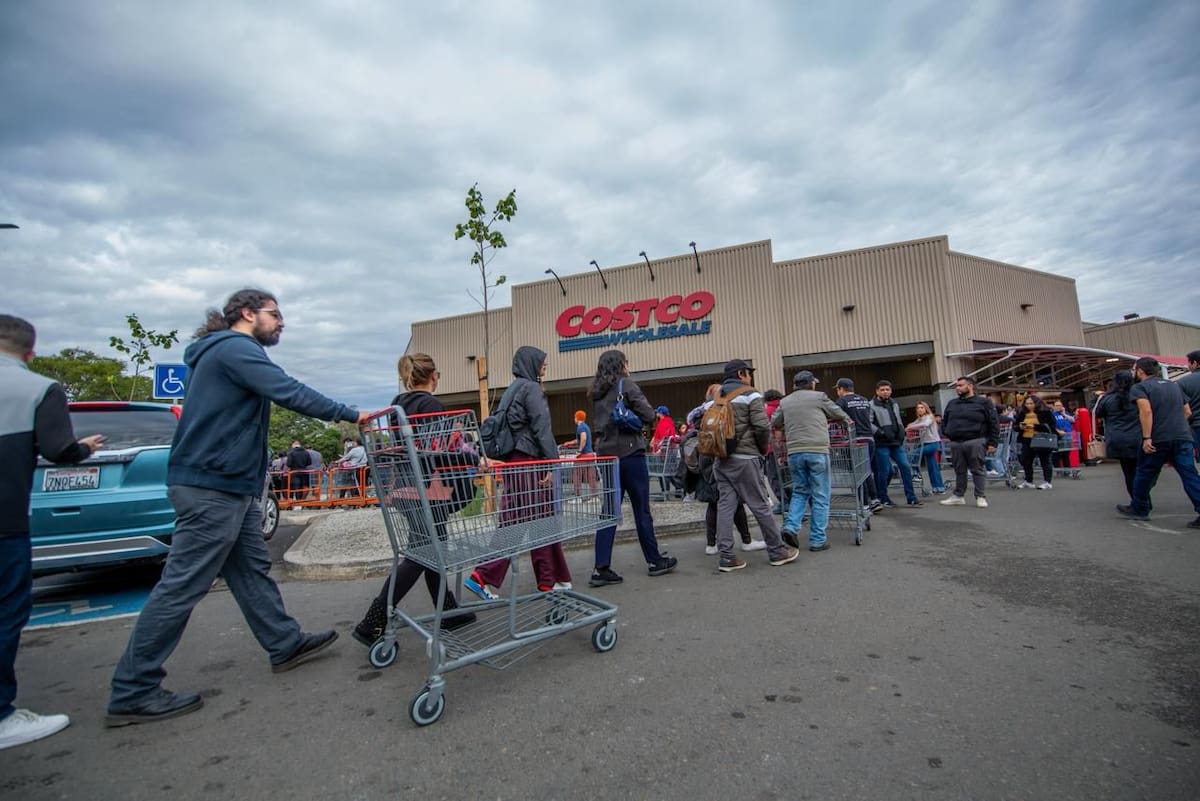 Compradores enfrentan esperas de hasta tres horas por productos tradicionales de la cena navideña. Foto: Border Zoom