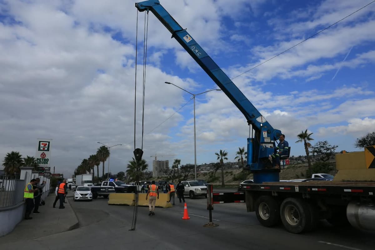 El Ayuntamiento de Tijuana reparará el sistema pluvial en la Vía Rápida Poniente, a la altura de los Juzgados Civiles. Foto: Sergio Ortiz