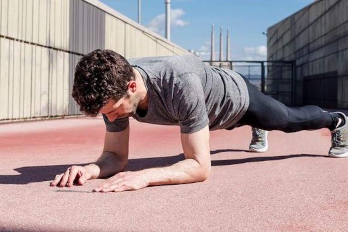 La rutina Tabata de planchas para un abdomen plano en 4 minutos