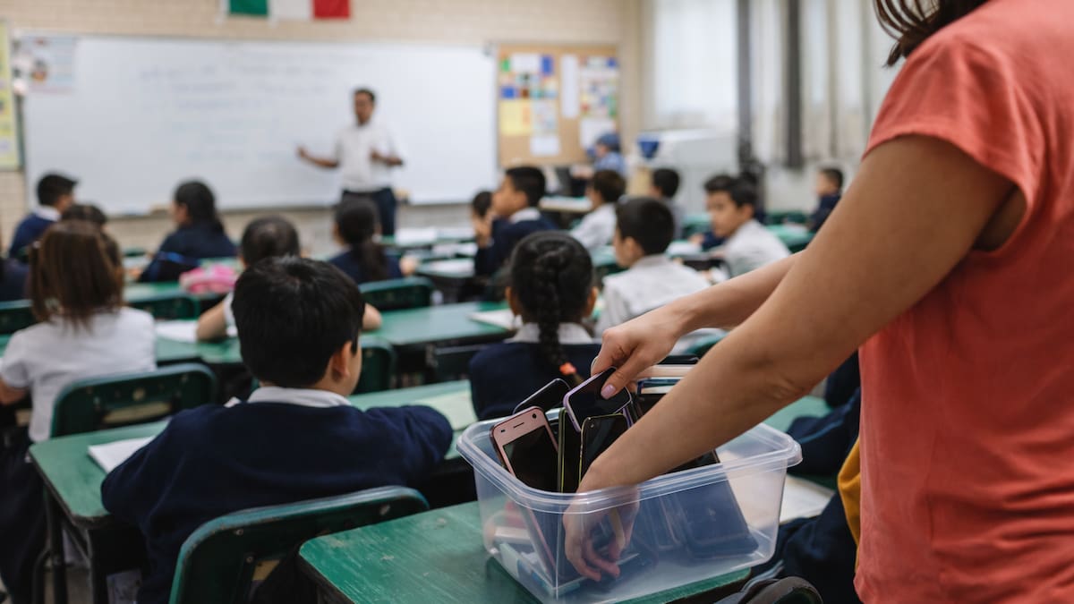 México quiere sacar los celulares del aula: tras prohibir la comida chatarra en escuelas, el Congreso analiza vetar celulares en educación básica para mejorar atención, convivencia y aprendizaje