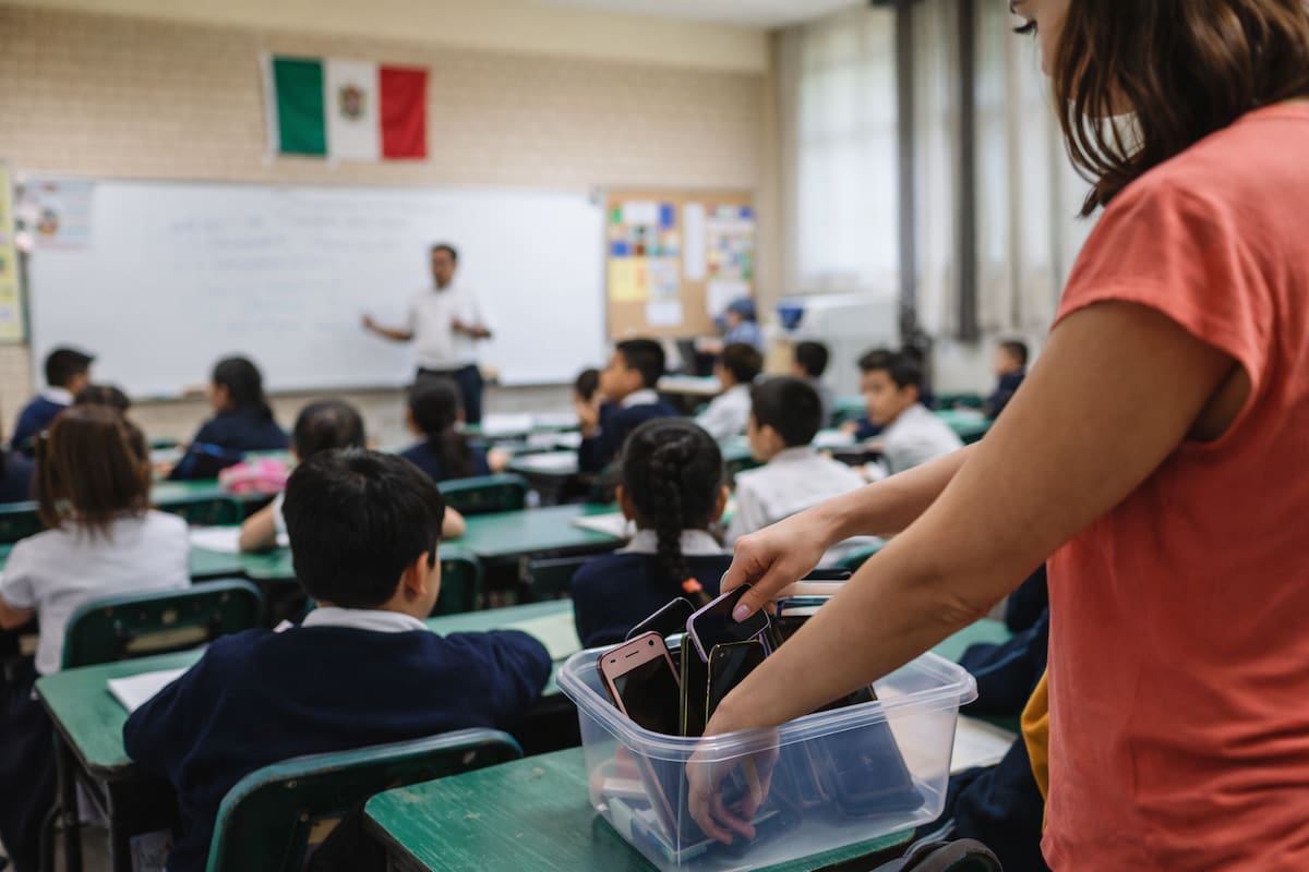La iniciativa busca prohibir celulares, tabletas y relojes inteligentes durante la jornada escolar. (Imagen ilustrativa)