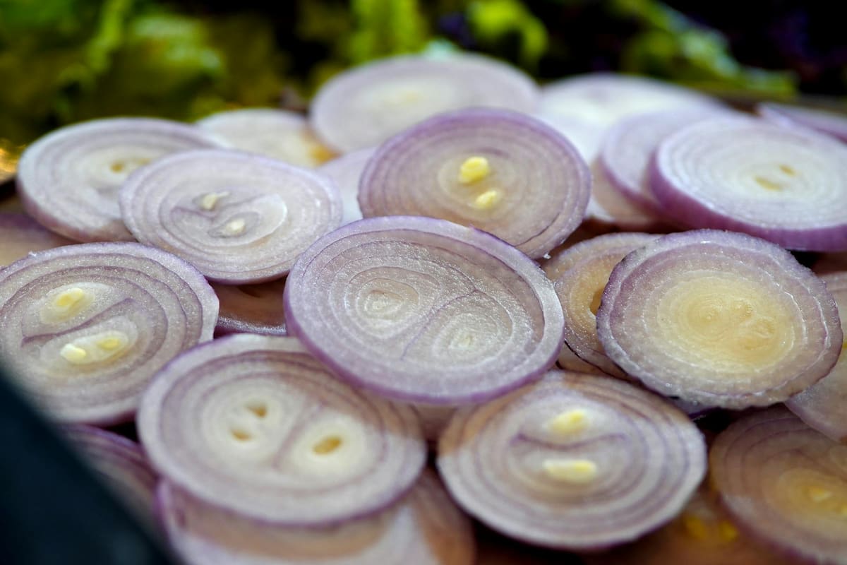 ¿La cebolla morada realmente sirve para los resfriados? Lo que sí ayuda y lo que es un mito