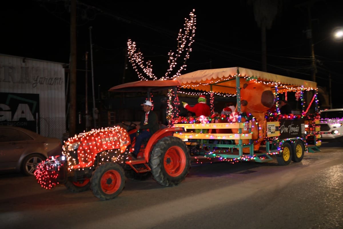 Realizan desfile navideño en Valle de Guadalupe