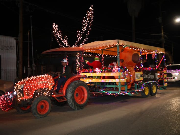 Realizan desfile navideño en Valle de Guadalupe