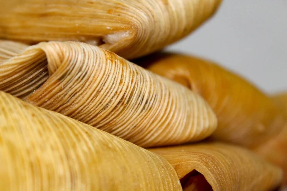 Compra todos los tamales de vendedores ambulantes para que no pasen frío