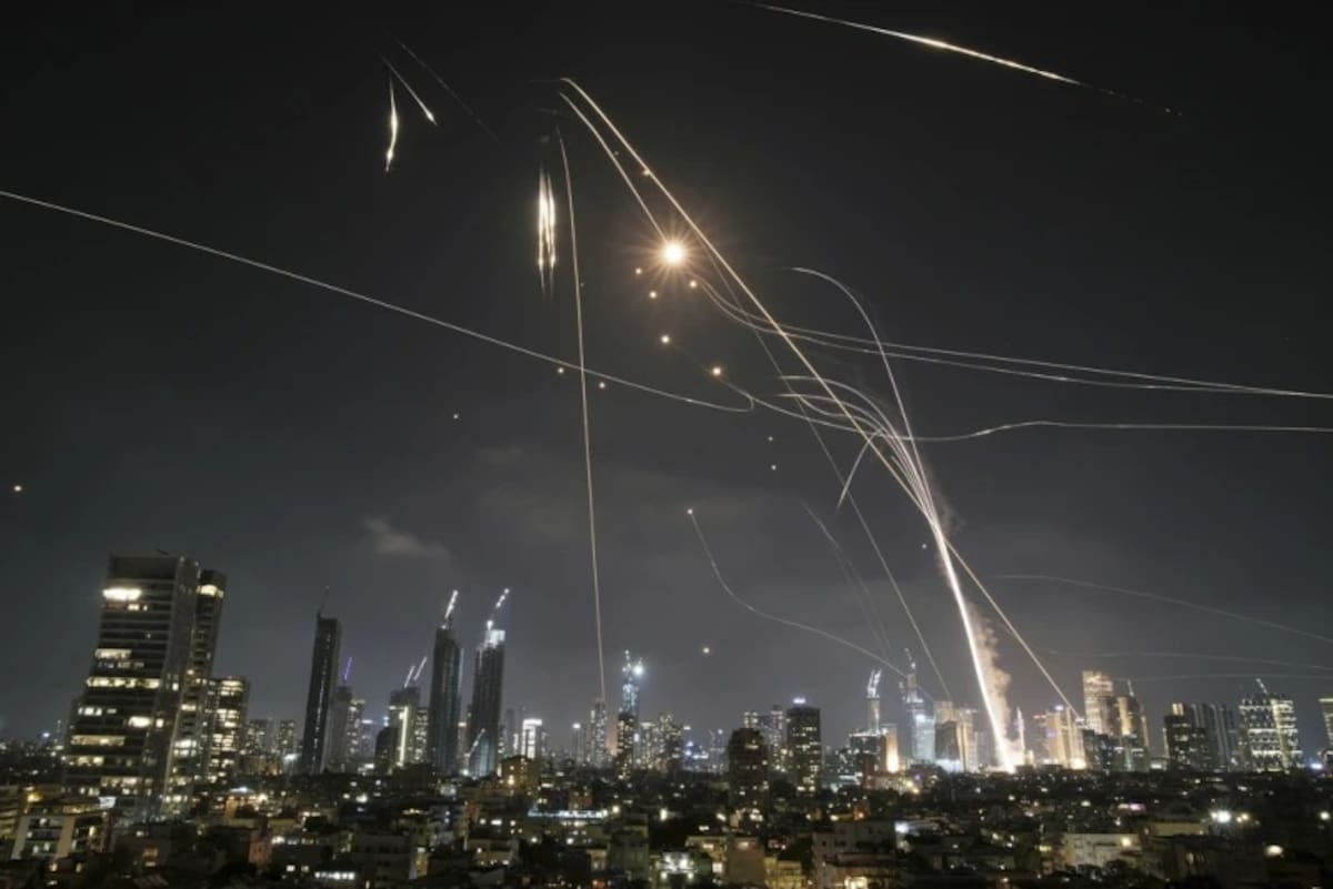 El sistema de defensa aérea Cúpula de Hierro de Israel lanza interceptores para detener misiles sobre Tel Aviv, Israel, el viernes 13 de junio de 2025. | Crédito: AP / Leo Correa
