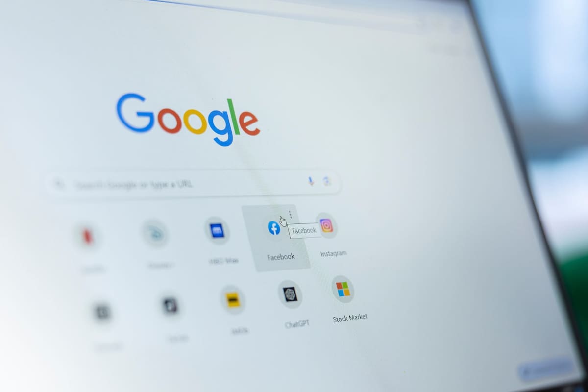 Google Chrome penalizará a sitios web que bloqueen el botón de retroceso a partir del 15 de junio de 2026 para combatir fraudes y asegurar la libre navegación de los usuarios