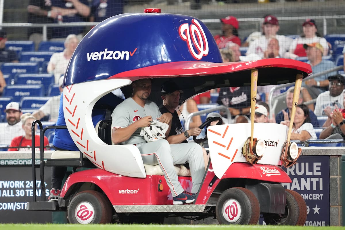 Pitcher de Phillies abandonó el estadio en el carrito de bullpen tras un batazo accidental