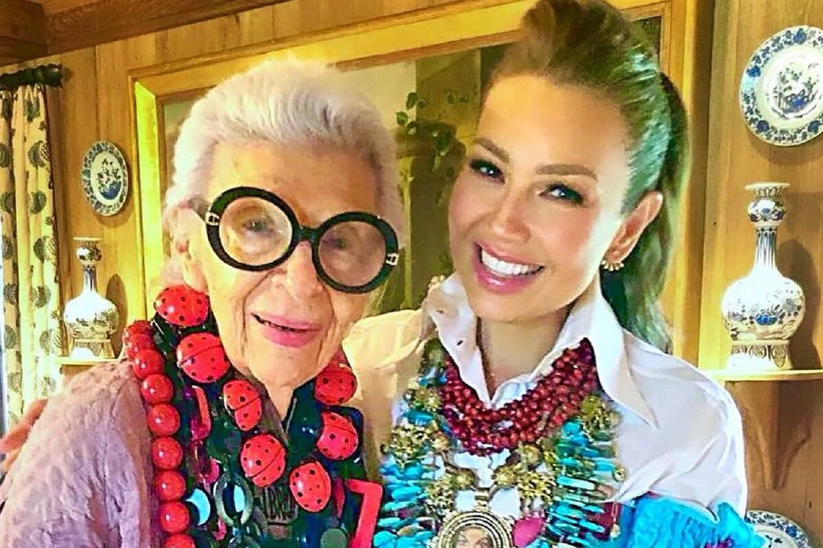 Destrozan a Thalía por despedirse con mensaje de la modista Iris Apfel