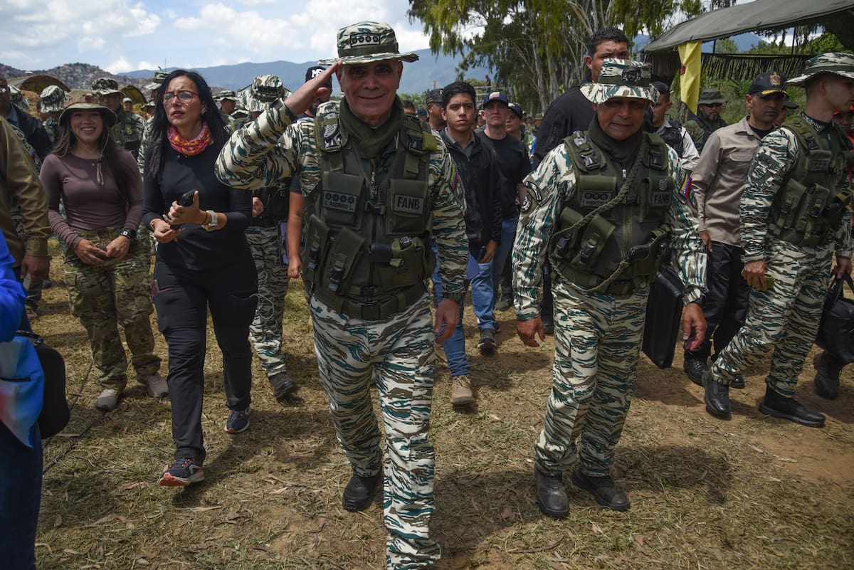 (250913) -- CARACAS, 13 septiembre, 2025 (Xinhua) -- El ministro de Defensa venezolano, Vladimir Padrino López (c), saluda durante una jornada de adiestramiento en el Fuerte Tiuna, en Caracas, Venezuela, el 13 de septiembre de 2025. El presidente de Venezuela y comandante en jefe de la Fuerza Armada Nacional Bolivariana, Nicolás Maduro, convocó el viernes una masiva jornada de adiestramiento en 312 cuarteles y unidades militares en todo el país. (Xinhua/Marcos Salgado) (ms) (oa) (da)