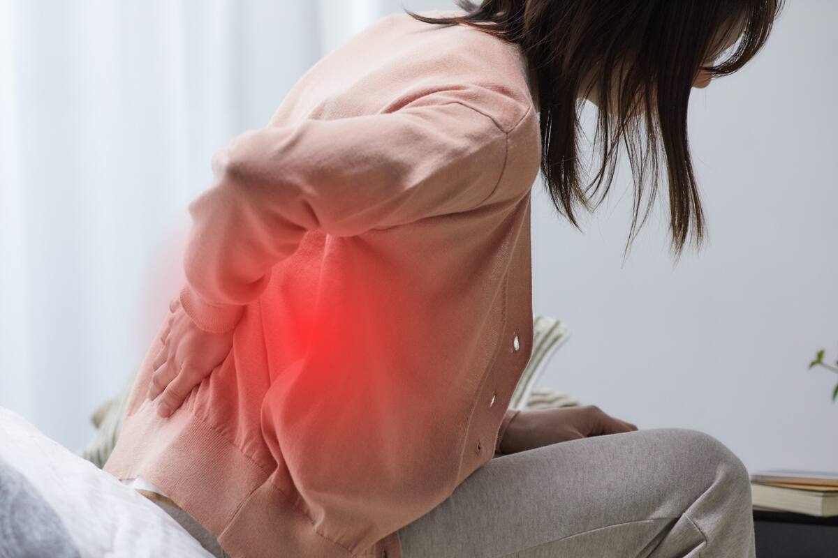 Ejercicios simples para aliviar el dolor de espalda en casa, según especialistas