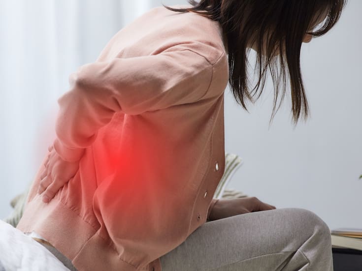 Ejercicios simples para aliviar el dolor de espalda en casa, según especialistas
