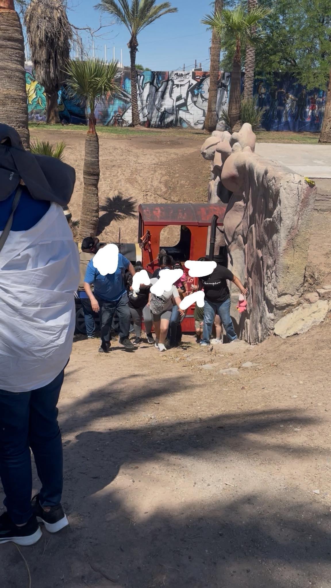 Una de las unidades del trenecito del patronato Bosque y Zoológico de la Ciudad salió de las vías. | Foto: cortesía