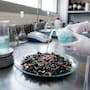 Científicos recuperan hasta 80% del cobre de placas de equipos electrónicos mediante ácido producido por bacterias, en un proceso que busca aprovechar residuos y reducir la dependencia de nuevas materias primas