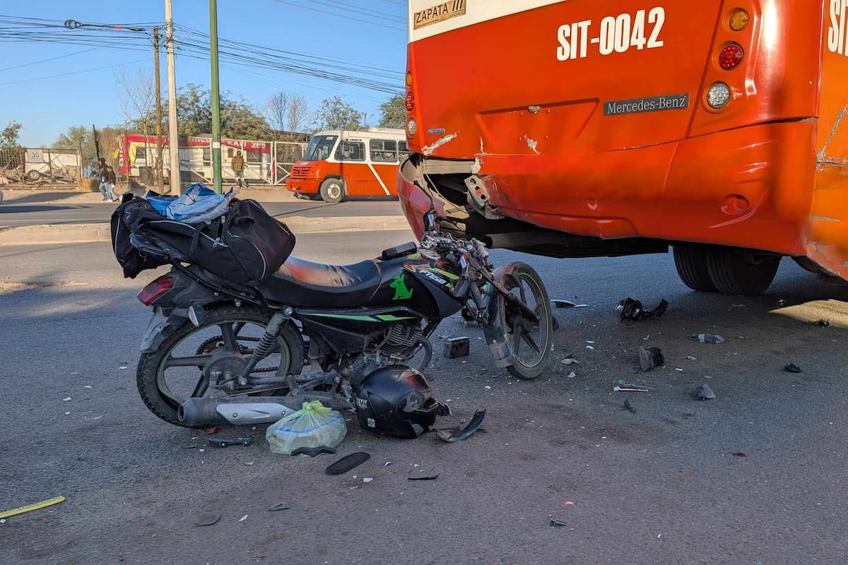 Motociclista resulta lesionado en choque contra camión de Ruta 17 en Hermosillo