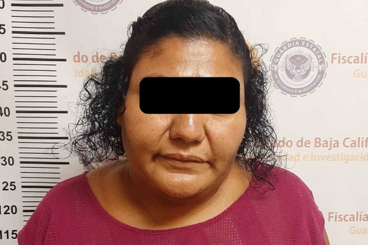 Detienen a mujer por robo de vehículo