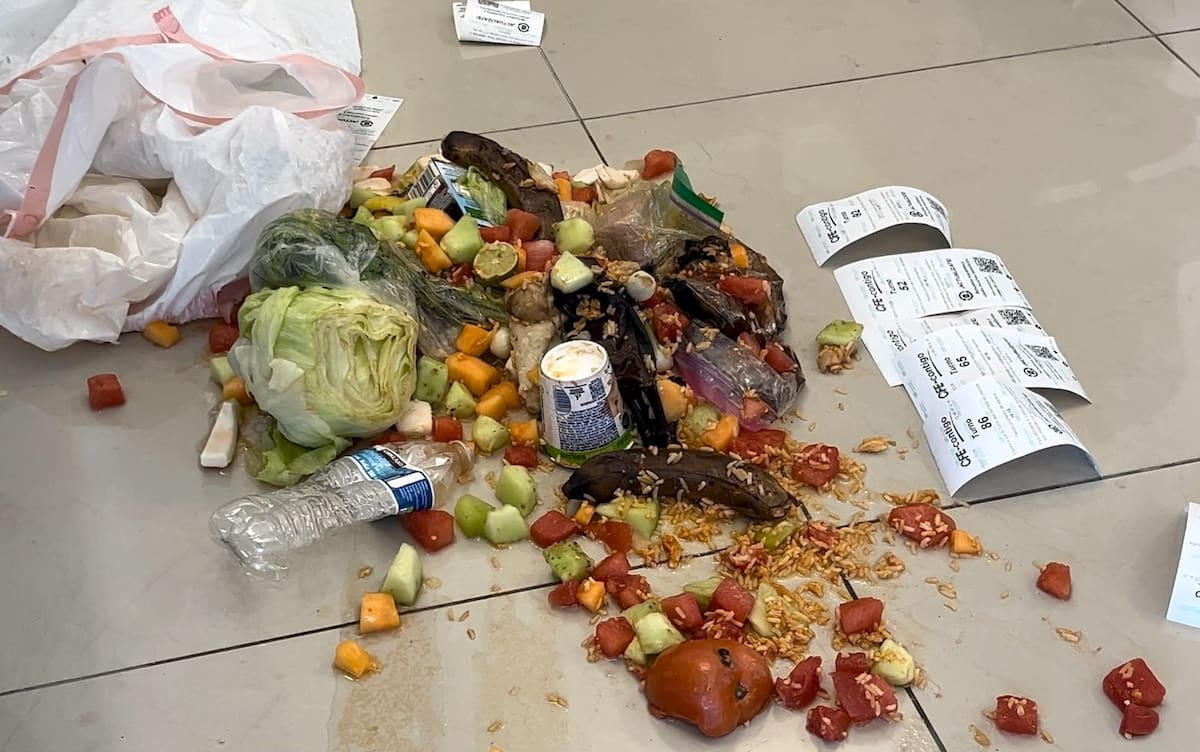 Los residentes llegaron a las oficinas ubicadas sobre Paseo Pedregal y llevaron alimentos echados a perder como muestra de las pérdidas ocasionadas por permanecer varios días sin refrigeración. Foto: Cortesía / Border Zoom