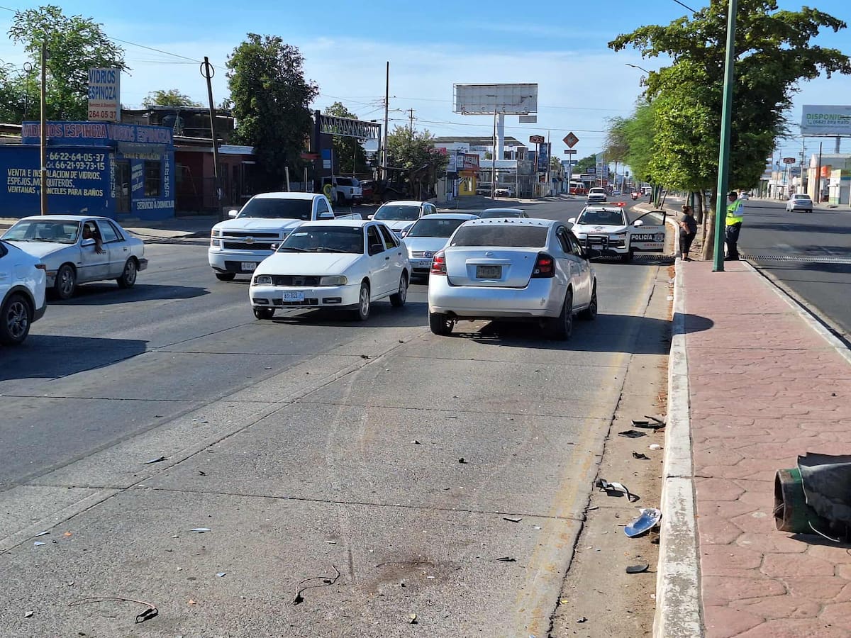Accidente sin lesionados en cruce de Rebeico y Solidaridad. | Crédito: Misael Montaño (GH)