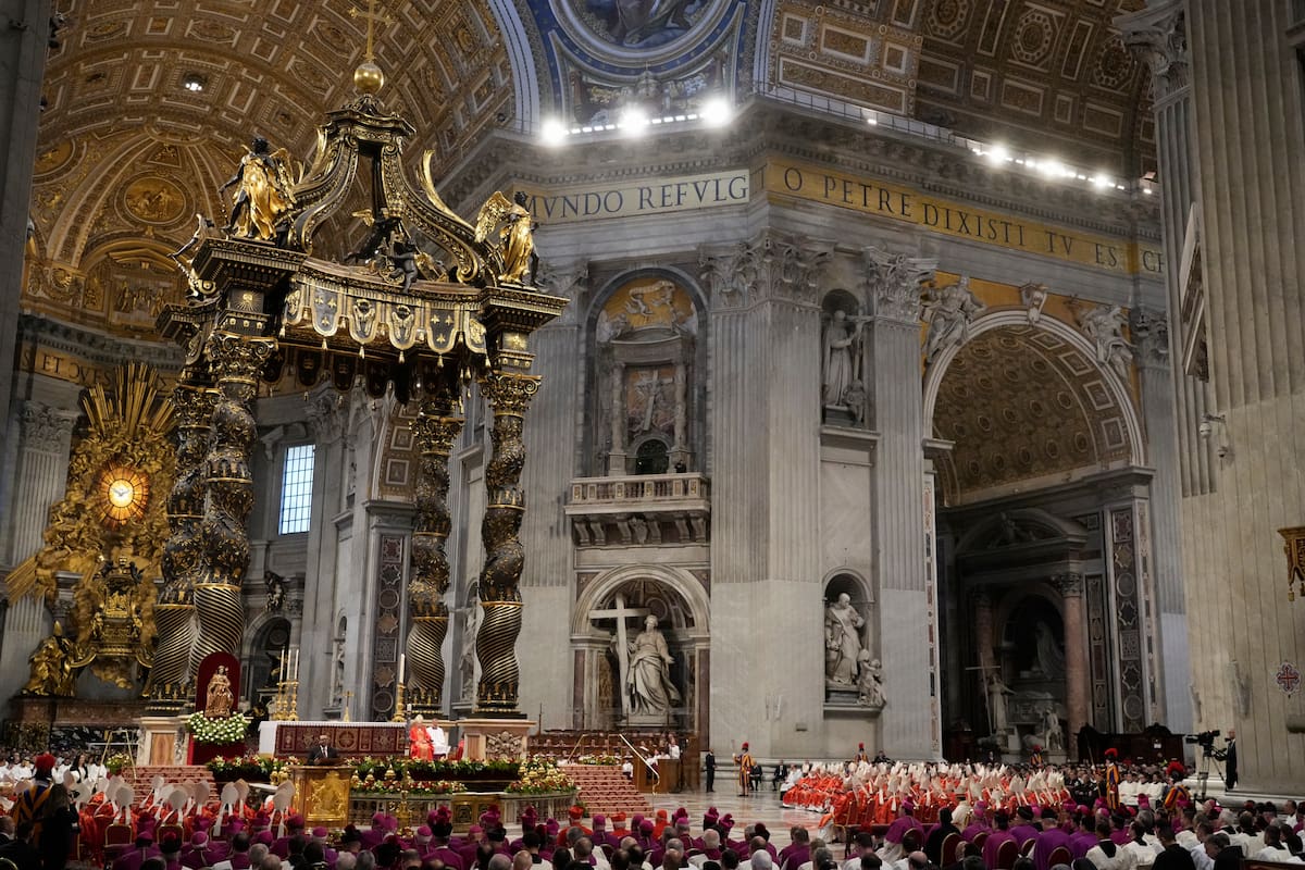 Cardenales, con mitras blancas, asisten a la última misa antes del cónclave en el que se elegirá un nuevo papa, en la Basílica de San Pedro del Vaticano, el 7 de mayo de 2025. (AP Foto/Gregorio Borgia)