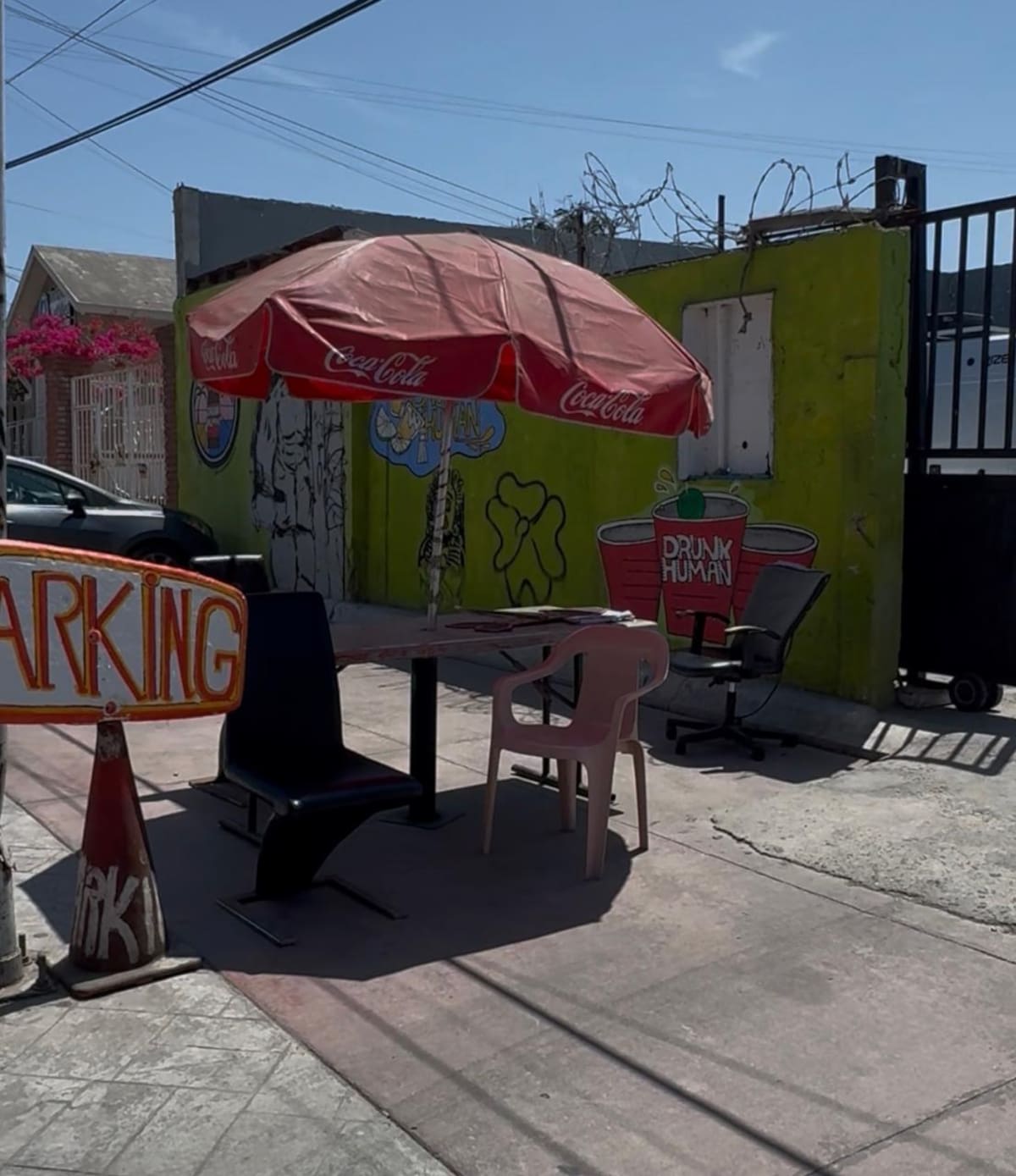 Predios baldíos y patios de viviendas son habilitados como estacionamientos improvisados, con tarifas que llegan a cuadruplicar el precio habitual durante el festival en Rosarito. Foto. Carmen Gutiérrez