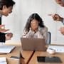 El acoso laboral puede comenzar sin gritos ni amenazas: excluir a una persona, quitarle funciones e imponerle reglas distintas puede formar un patrón de mobbing que afecta su desempeño y bienestar