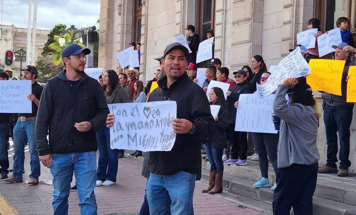 Protestan integrantes de la comunidad LeBarón por desaparecidos. // Foto: Especial/El Universal