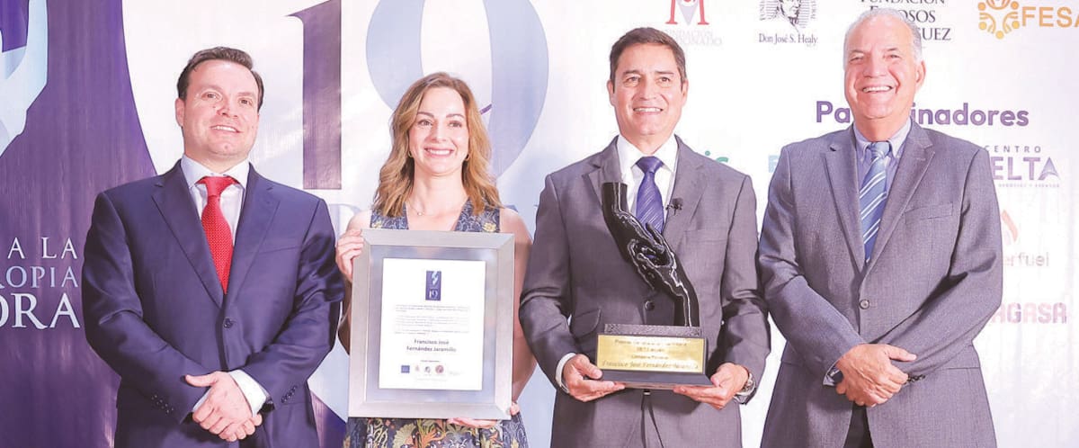 En la ceremonia de premiación, Francisco José Fernández y su esposa Elizabeth de Fernández (al centro) son acompañados por José Sierra Baranzini y Delfin Ruibal Zaragoza.