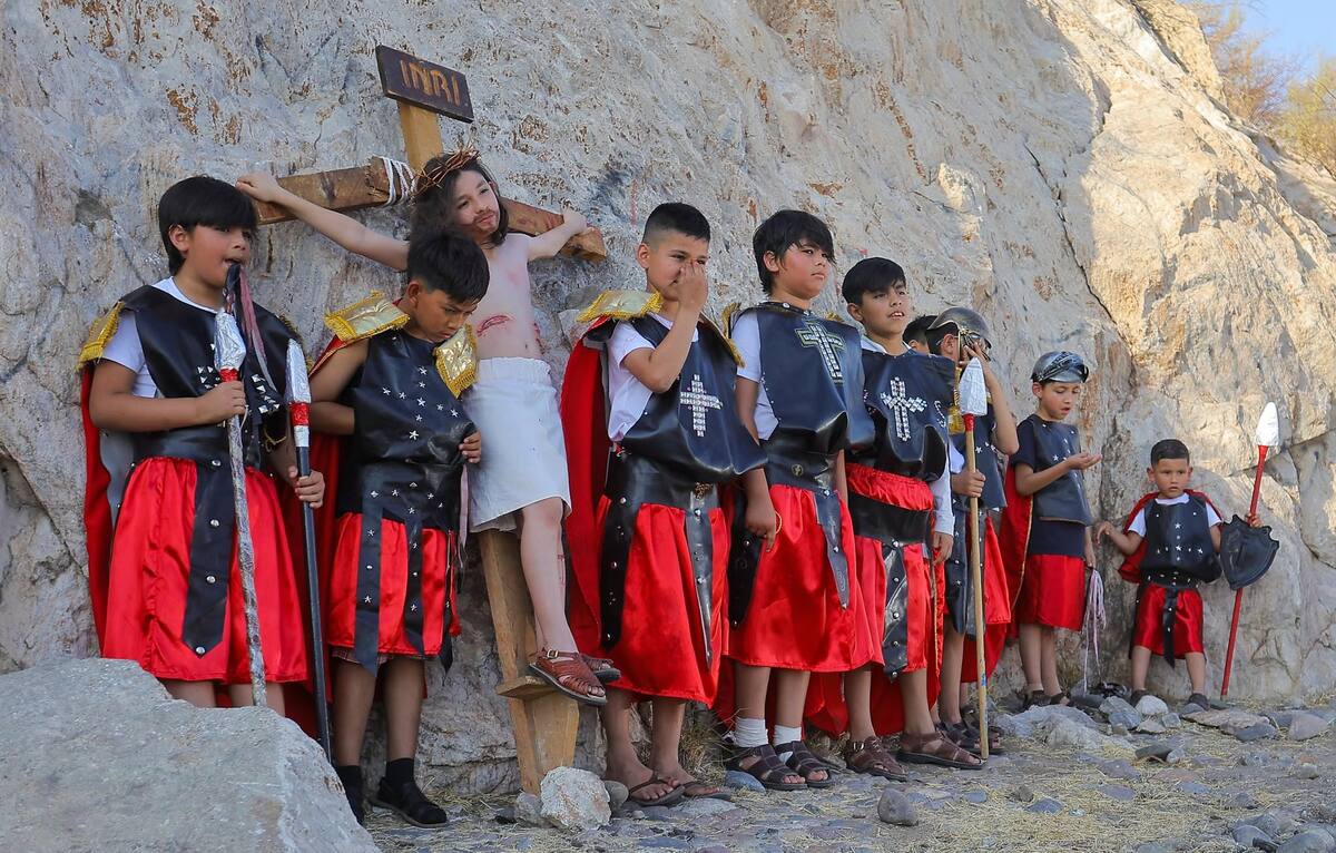 Con todo el fervor, los niños de la Iglesia de Santa Lucía realizaron ayer la representación del Viacrucis infantil en el Cerro de la Campana de Hermosillo. | Crédito: Eleazar Escobar (GH)