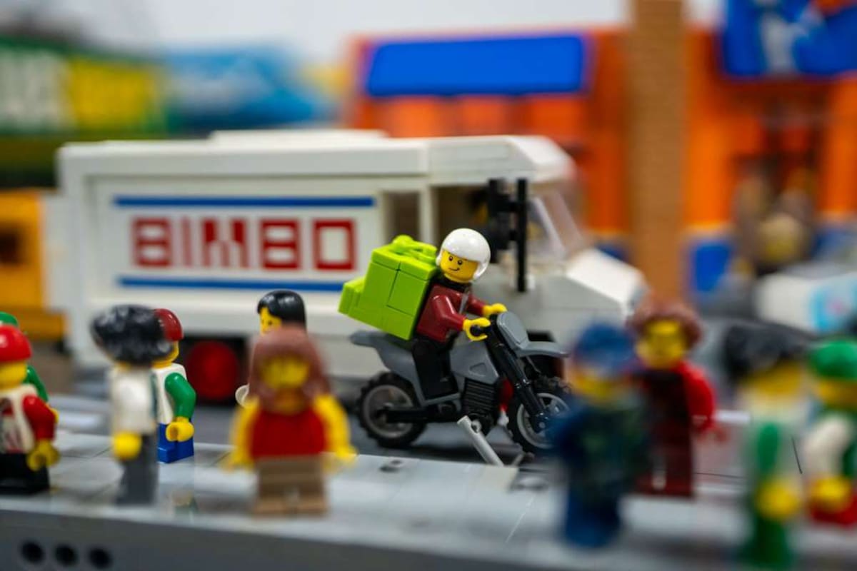 Una exhibición inspirada en los lugares más emblemáticos de Tijuana sorprendió a visitantes con réplicas hechas de LEGO para conmemorar el aniversario de la ciudad.
Fotos: Border Zoom.