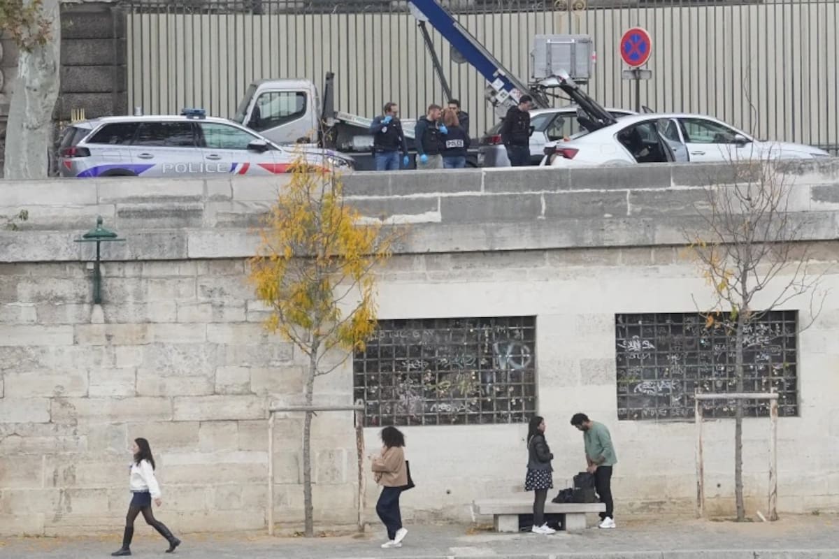 Agentes de policía trabajan junto a un elevador de cesta utilizado por ladrones en el Museo del Louvre tras un robo el domingo 19 de octubre de 2025 en París. | Crédito: AP/Thibault Camus