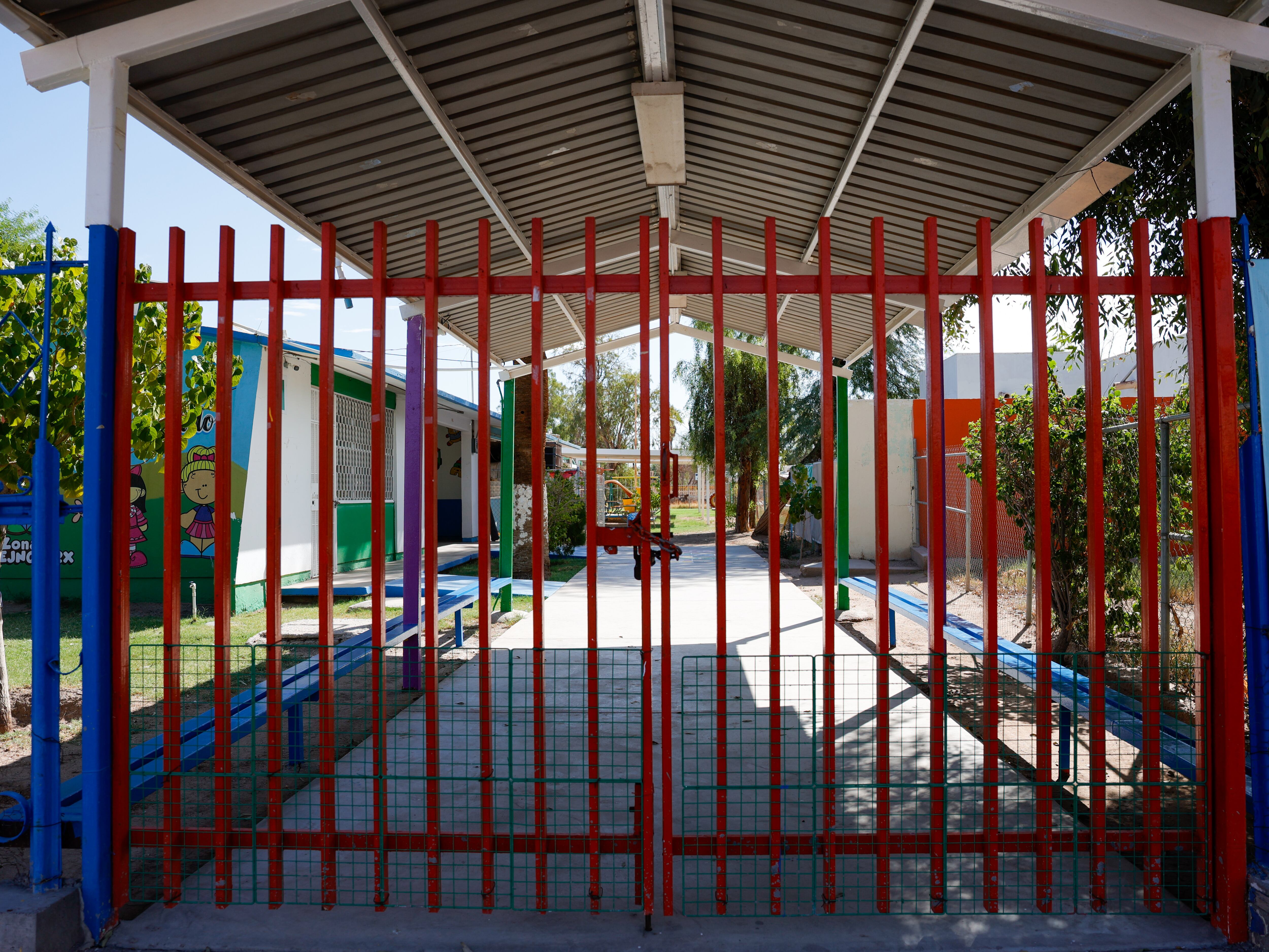 Escuelas vacías
Escuelas de Baja California lucieron desiertas luego de que las autoridades determinaran el regreso a clases a distancia ante las altas temperaturas registradas en la región. La medida buscó reducir la exposición de los estudiantes al calor extremo. Foto: Juan J. Morales
