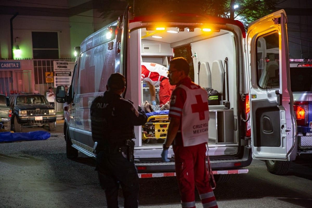 Un mecánico murió y su hermana resultó herida tras ser atropellados mientras reparaban una camioneta; el presunto responsable permanece bajo custodia policial tras el choque. Foto: Border Zoom.