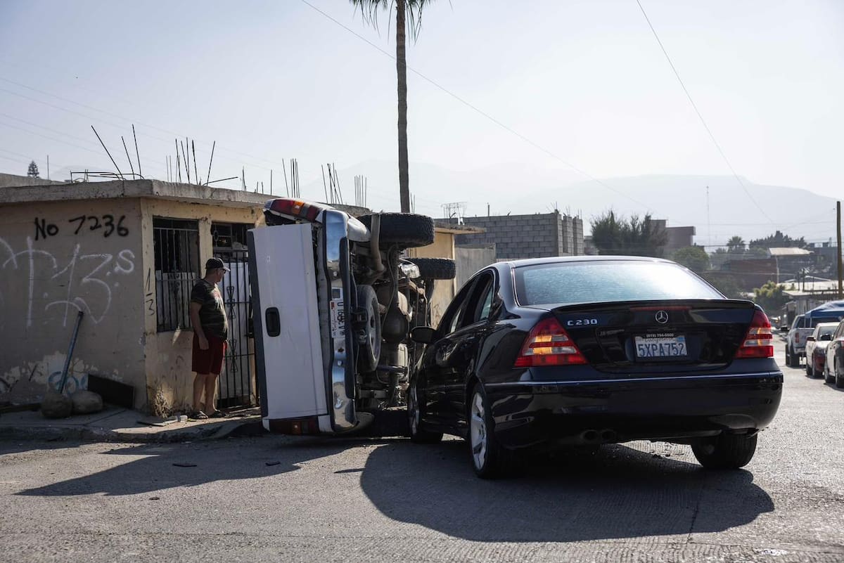 Un choque entre dos vehículos terminó en volcadura y dejó tres personas lesionadas la mañana de este viernes en la colonia El Pípila, Tijuana. Foto: Border Zoom