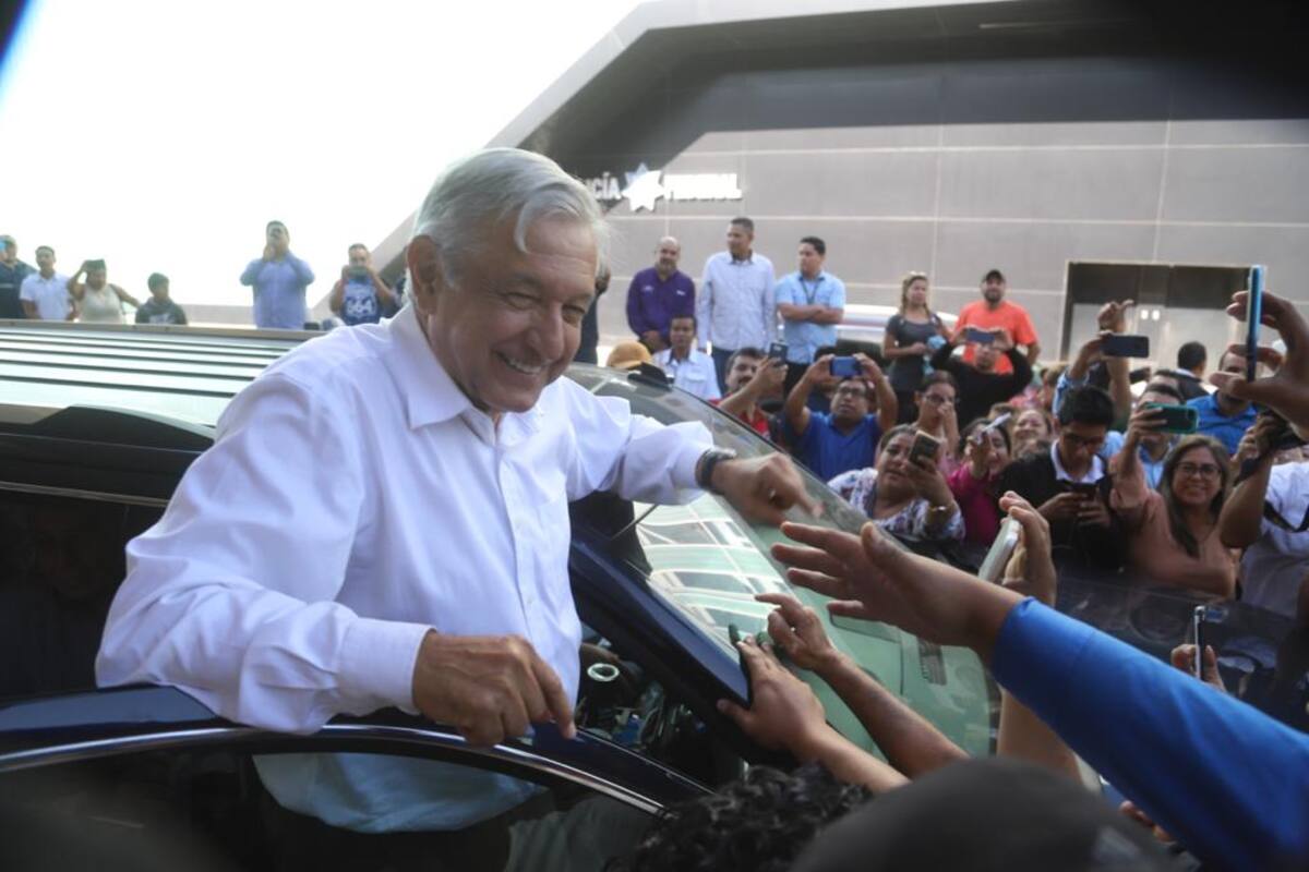 Llega AMLO a Aeropuerto Internacional de Tijuana