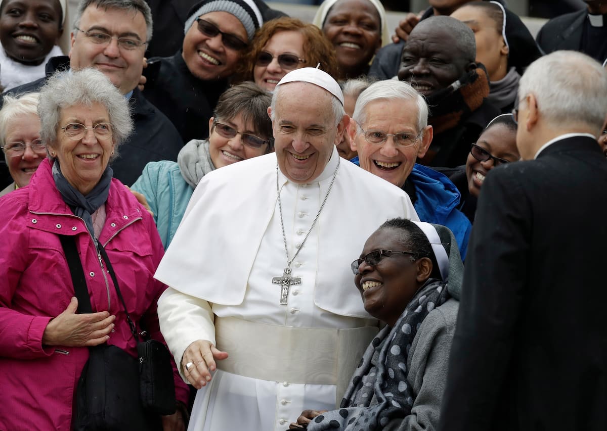El papa Francisco ríe con un grupo de fieles en su audiencia general semanal en la Plaza de San Pedro, Vaticano, 15 de mayo de 2019. (AP Foto/Andrew Medichini)