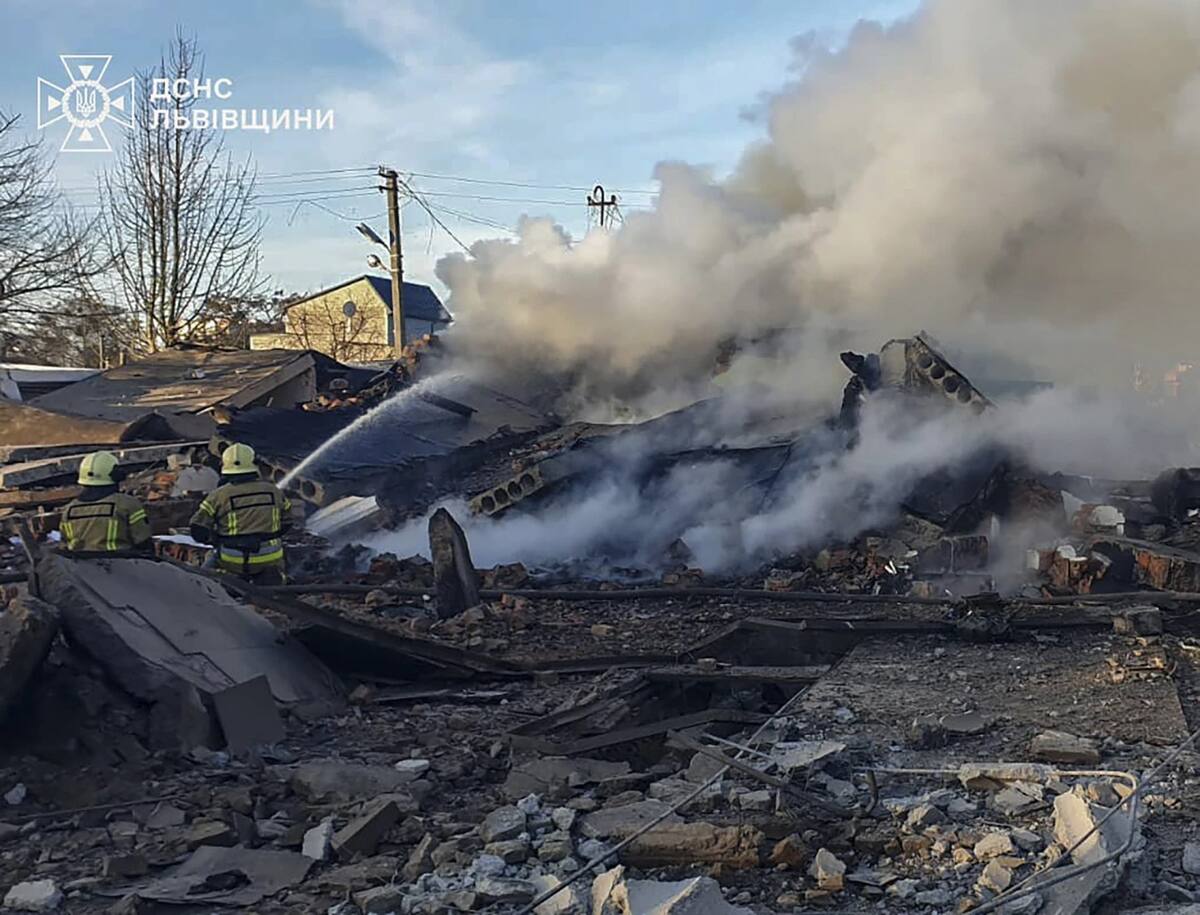 En esta foto proporcionada por el Servicio de Emergencias de Ucrania, el personal de servicios de emergencia trabaja para extinguir un incendio tras un ataque con misiles rusos en Lviv, Ucrania, el domingo 17 de noviembre de 2024. | Crédito: Servicio de Emergencias de Ucrania vía AP