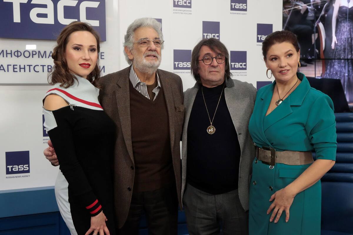 Reciben a Plácido Domingo entre algodones y alfombra roja en Rusia
