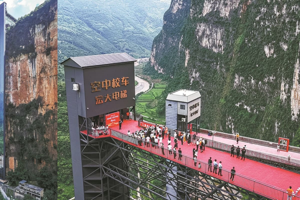 Estudiantes de una aldea de China dejaron de recorrer peligrosos senderos para llegar a la escuela gracias a un elevador de 288 metros que conecta el fondo del Gran Cañón de Nizhuhe con la parte alta