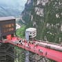 Estudiantes de una aldea de China dejaron de recorrer peligrosos senderos para llegar a la escuela gracias a un elevador de 288 metros que conecta el fondo del Gran Cañón de Nizhuhe con la parte alta