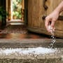 ¿Por qué la gente pone sal en la entrada de su casa? El verdadero motivo más allá de las supersticiones